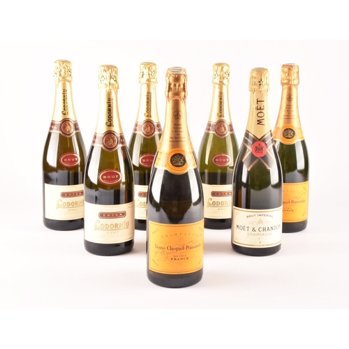 319 - A group of assorted alcohol, including four bottles of Codorniu champagne, a bottle of Moët Chandon ... 