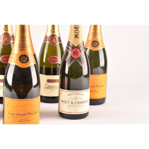 319 - A group of assorted alcohol, including four bottles of Codorniu champagne, a bottle of Moët Chandon ... 