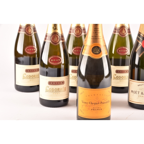 319 - A group of assorted alcohol, including four bottles of Codorniu champagne, a bottle of Moët Chandon ... 