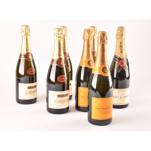 319 - A group of assorted alcohol, including four bottles of Codorniu champagne, a bottle of Moët Chandon ... 