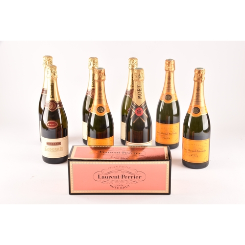 319 - A group of assorted alcohol, including four bottles of Codorniu champagne, a bottle of Moët Chandon ... 