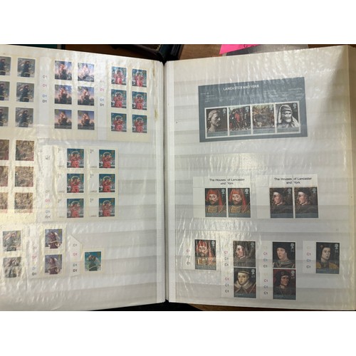 267 - GB Stamps. A large collection of stamps mostly unmounted in albums, many mint, including 1840-1981, ... 