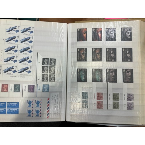 267 - GB Stamps. A large collection of stamps mostly unmounted in albums, many mint, including 1840-1981, ... 