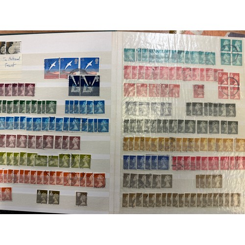 267 - GB Stamps. A large collection of stamps mostly unmounted in albums, many mint, including 1840-1981, ... 