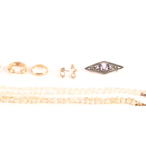 122 - A group of 9ct yellow gold jewellery, including a garnet ring, a tri-colour wedding band, a pearl co... 