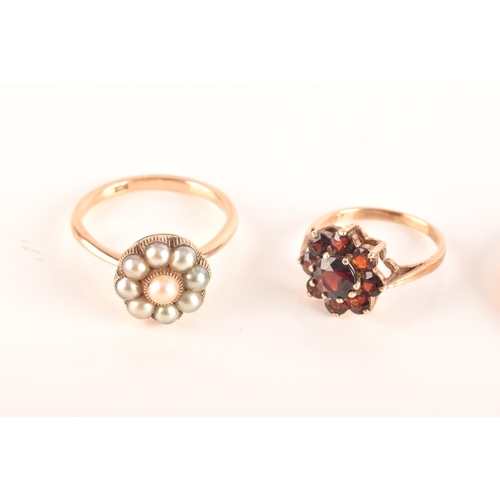 122 - A group of 9ct yellow gold jewellery, including a garnet ring, a tri-colour wedding band, a pearl co... 