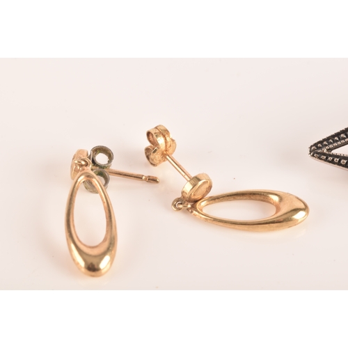 122 - A group of 9ct yellow gold jewellery, including a garnet ring, a tri-colour wedding band, a pearl co... 