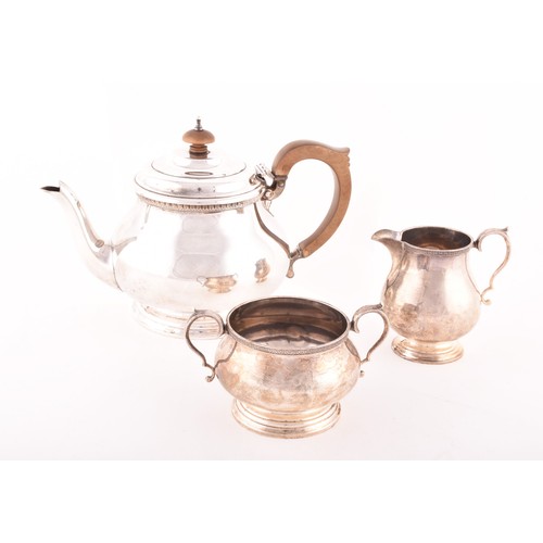 179 - A George V three piece silver tea set, comprising a silver teapot, 16cm high, a silver milk jug, 9cm... 