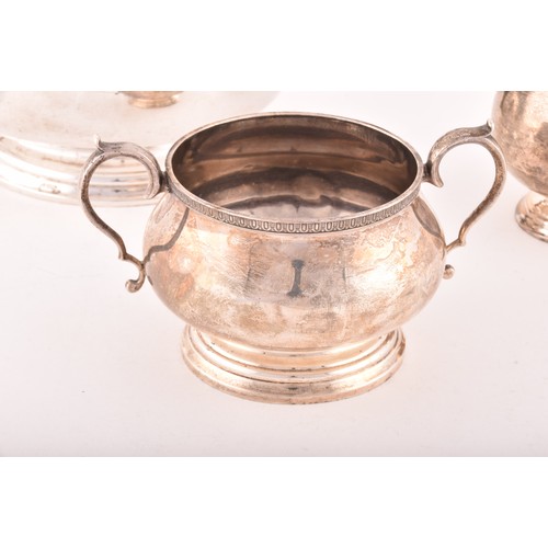 179 - A George V three piece silver tea set, comprising a silver teapot, 16cm high, a silver milk jug, 9cm... 