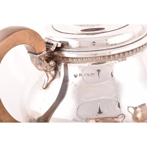 179 - A George V three piece silver tea set, comprising a silver teapot, 16cm high, a silver milk jug, 9cm... 