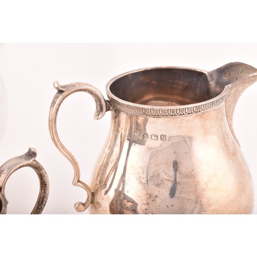 179 - A George V three piece silver tea set, comprising a silver teapot, 16cm high, a silver milk jug, 9cm... 