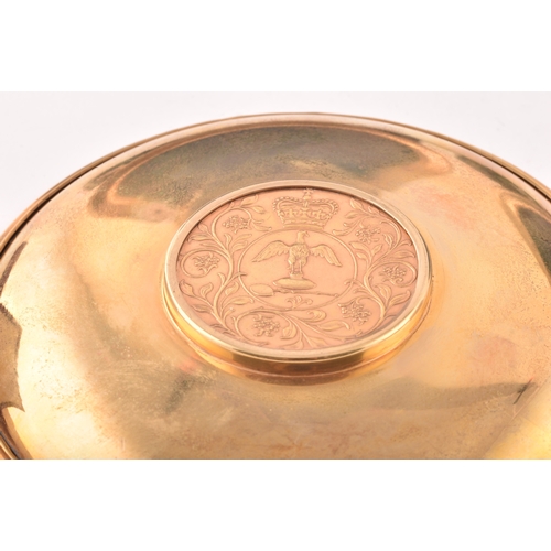 193 - An Elizabeth II silver gilt coin dish, hallmarked London 1977 by Da-mar Silverware, 10cm diameter, a... 