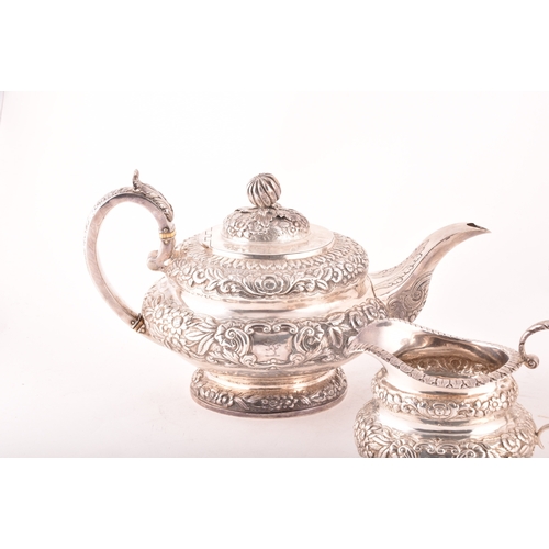 196 - A William IV three-piece Irish silver tea set, including a teapot, 16.5cm height x 29.5cm width, a s... 