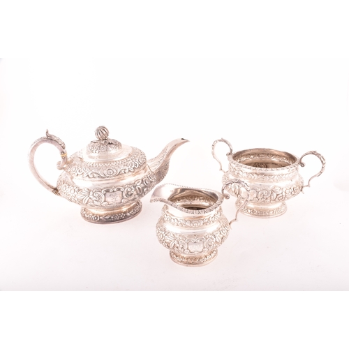 196 - A William IV three-piece Irish silver tea set, including a teapot, 16.5cm height x 29.5cm width, a s... 