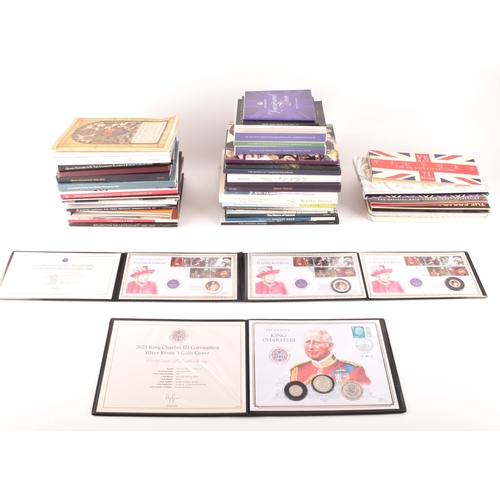 152 - A collection of commemorative silver coins, including a 2022 Platinum Jubilee Photographic Silver Pr... 