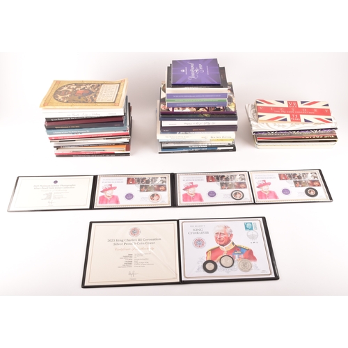 152 - A collection of commemorative silver coins, including a 2022 Platinum Jubilee Photographic Silver Pr... 