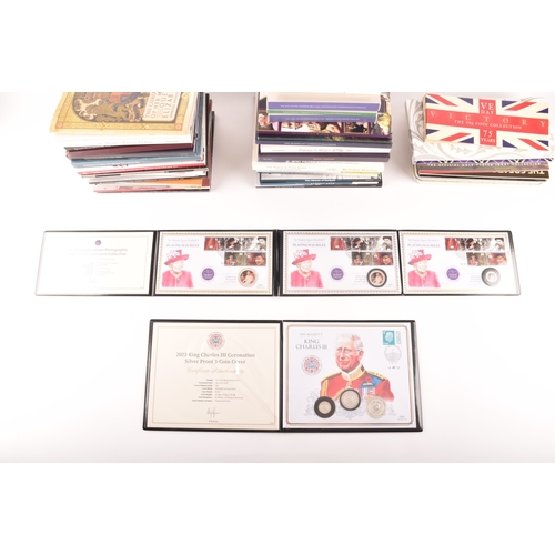 152 - A collection of commemorative silver coins, including a 2022 Platinum Jubilee Photographic Silver Pr... 