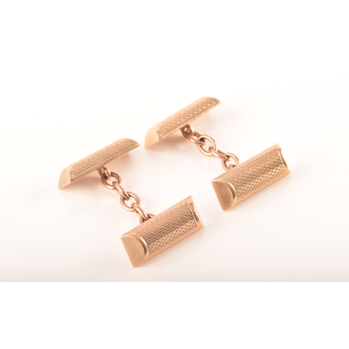 20 - A pair of 9ct yellow gold bar cufflinks, hallmarked for London 1900, with engraved detail to surface... 