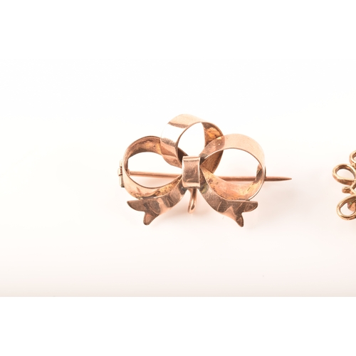 69 - A 15ct yellow gold and nephrite twist brooch, together with a 9ct rose gold bow brooch and a 9ct yel... 