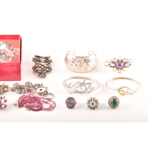 93 - A collection of costume jewellery, including various gem set silver rings, a Butler & Wilson lar... 