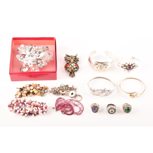 93 - A collection of costume jewellery, including various gem set silver rings, a Butler & Wilson lar... 