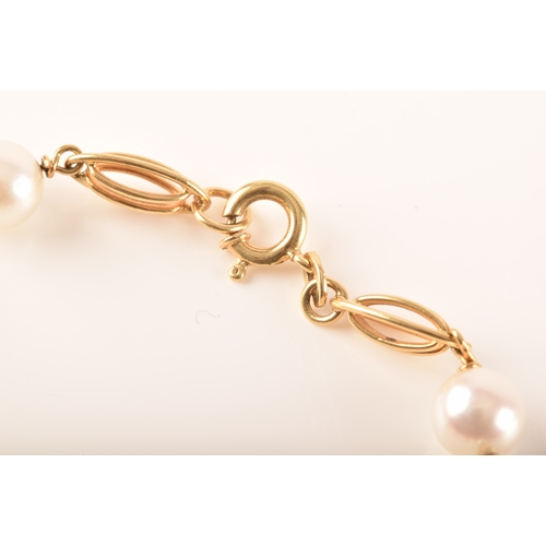 85 - An 18ct yellow gold Akoya cultured pearl bracelet, nine linked sections with eight 6mm pearls, 18cm ... 