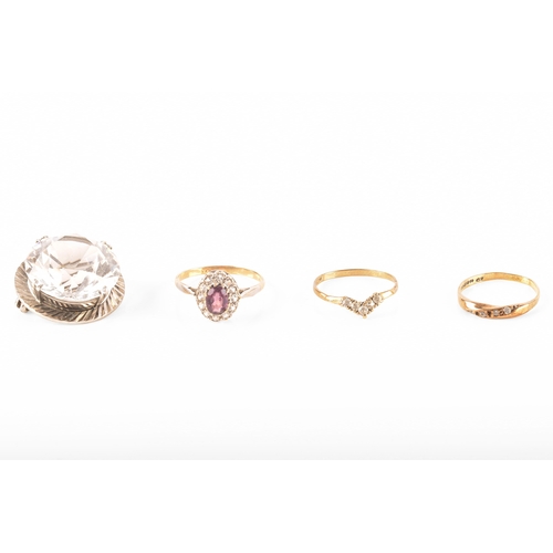 86 - Three 9ct yellow gold rings, including a 9ct gold and paste wishbone ring, a 9ct gold and diagonally... 