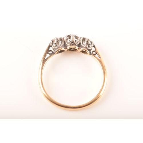 45 - A 18ct yellow gold and white metal three stone diamond ring, set with three round old cut diamonds, ... 