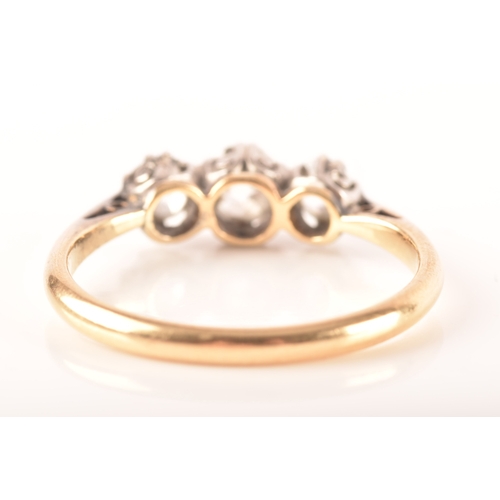 45 - A 18ct yellow gold and white metal three stone diamond ring, set with three round old cut diamonds, ... 