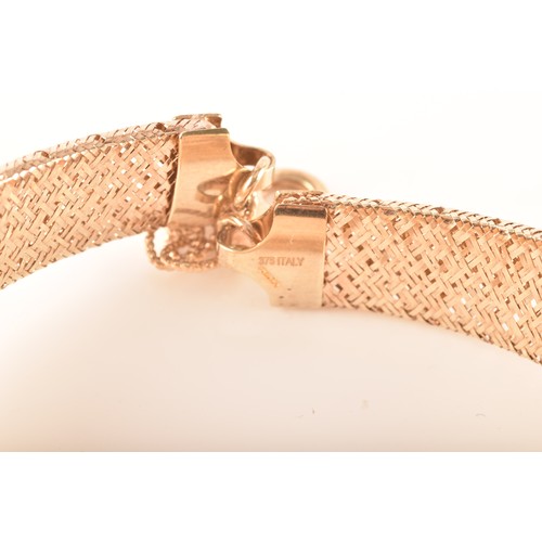 90 - A 9ct yellow gold woven graduated bracelet, with a chain and parrot clasp fitting, 20cm long.