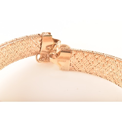 90 - A 9ct yellow gold woven graduated bracelet, with a chain and parrot clasp fitting, 20cm long.