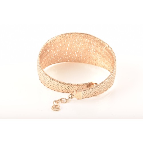 90 - A 9ct yellow gold woven graduated bracelet, with a chain and parrot clasp fitting, 20cm long.