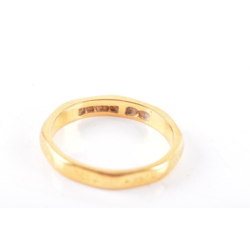 39 - An 18ct yellow gold faceted wedding band, featuring worn star motif engraved detail, size J.