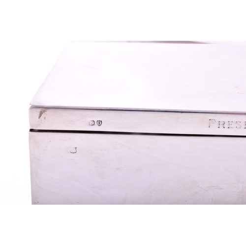 147 - A Victorian silver cigar box, engraved to lid with the crest for the London Highlanders regiment, pe... 