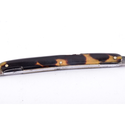 218 - An 1820 tortoiseshell surgical knife marked for Maw.Son & Thompson London, 7.5 cm long closed.
