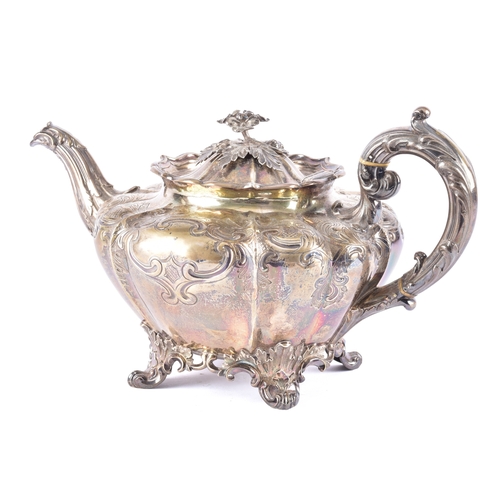 184 - A William IV silver teapot, hallmarked for London 1835 by Edward Aldridge I & Edward Aldridge II... 