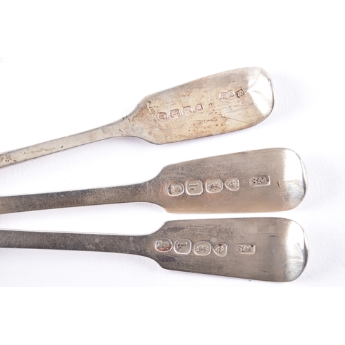 185 - A collection of assorted silver, including a A Victorian silver salt/mustard spoons, hallmarked for ... 