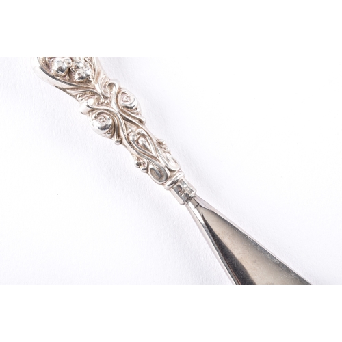 185 - A collection of assorted silver, including a A Victorian silver salt/mustard spoons, hallmarked for ... 