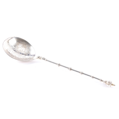 187 - A late 18th/early 19th century Swedish spoon, the bowl finely engraved with foliate scrollwork and s... 