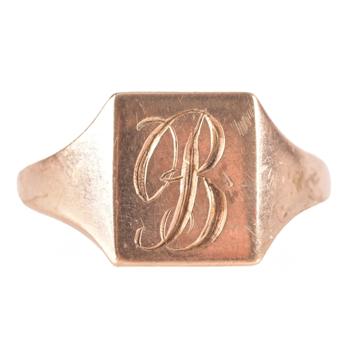 80 - A 9ct rose gold signet ring, the rectangular plaque engraved with the initial 'B', hallmarked for Lo... 