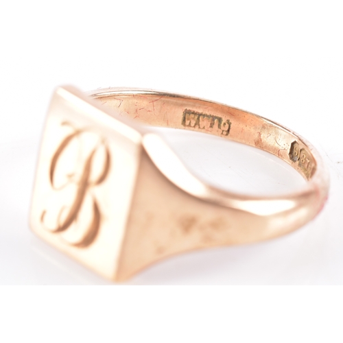 80 - A 9ct rose gold signet ring, the rectangular plaque engraved with the initial 'B', hallmarked for Lo... 