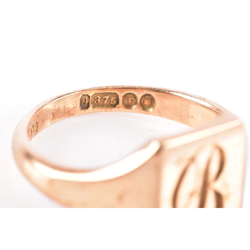 80 - A 9ct rose gold signet ring, the rectangular plaque engraved with the initial 'B', hallmarked for Lo... 