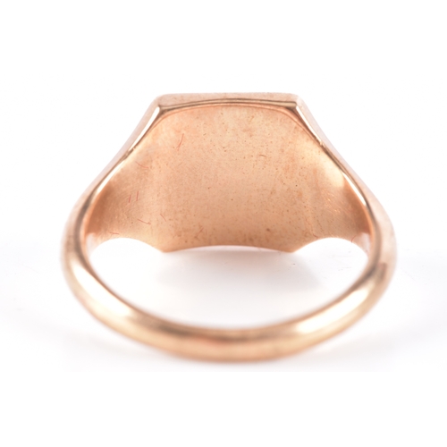 80 - A 9ct rose gold signet ring, the rectangular plaque engraved with the initial 'B', hallmarked for Lo... 