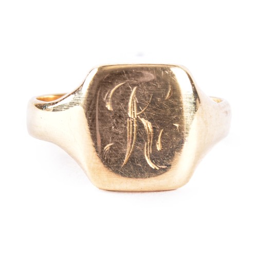 82 - An 18ct gold signet ring, rectangular plaque with rounded edges engraved with initial 'K', size J.