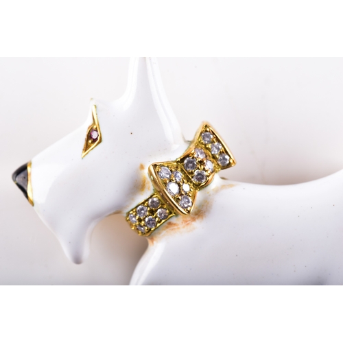 6 - An 18ct yellow gold brooch in the form of a Scottie dog / Scottish Terrier, decorated with white ena... 