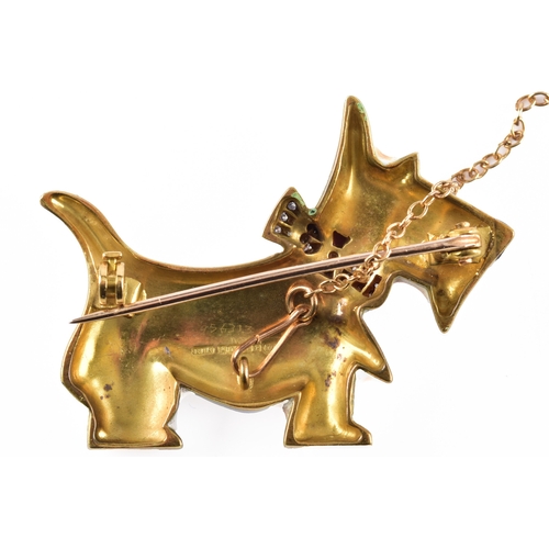 6 - An 18ct yellow gold brooch in the form of a Scottie dog / Scottish Terrier, decorated with white ena... 
