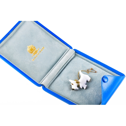 6 - An 18ct yellow gold brooch in the form of a Scottie dog / Scottish Terrier, decorated with white ena... 