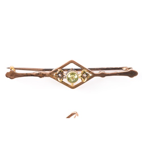17 - A 9ct yellow gold peridot and seed pearl openwork pendant, 2.3 cm diameter, together with a peridot ... 
