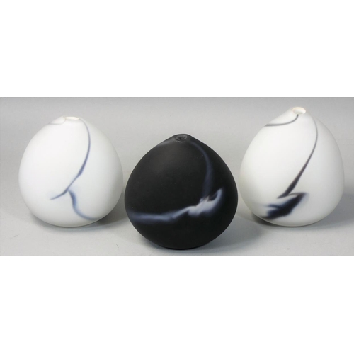 118 - Deborah Fladgate (b.1957), a set of three teardrop contemporary vases, makers name scratched to the ... 