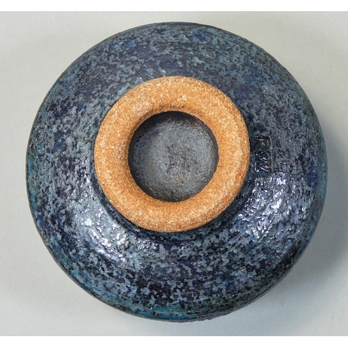 188 - Robin Welch (1936-2019), a stoneware chawan, of cylindrical form, painted with shades of blue on an ... 